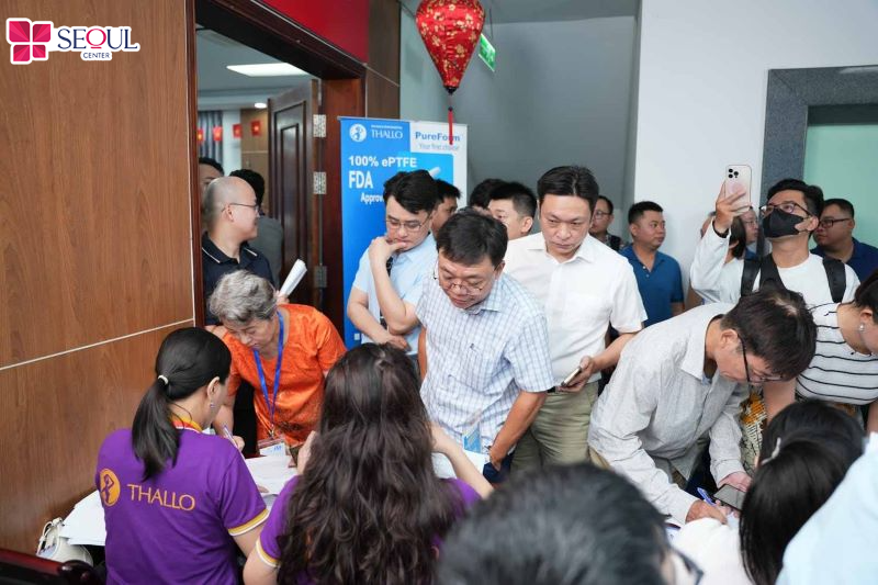 Rất nhiều Quý bác sĩ, đại biểu tham dự sự kiện từ rất sớm giúp hội trường sự kiện náo nhiệt