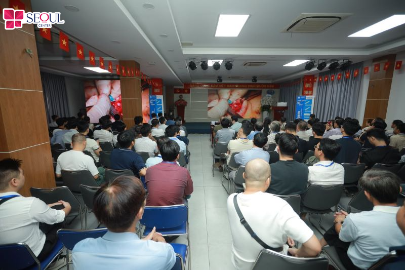 Các khách mời được xem trực tiếp phiên phẫu thuật thị phạm dưới sự chủ trì của TS.BS. Dong Hak Jung (Hàn Quốc)
