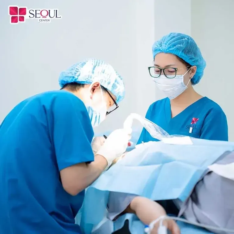 Đội ngũ bác sĩ thẩm mỹ tại Seoul Center sẽ giúp khách hàng khắc phục dáng mũi sư tử nhanh chóng, hiệu quả, an toàn