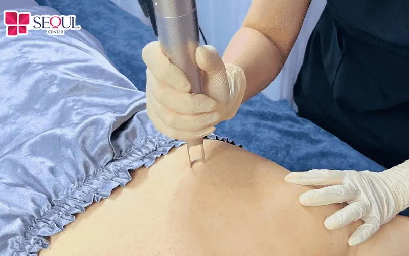 Bác sĩ thực hiện công nghệ Laser theo chỉ định phù hợp quy trình chuẩn y khoa