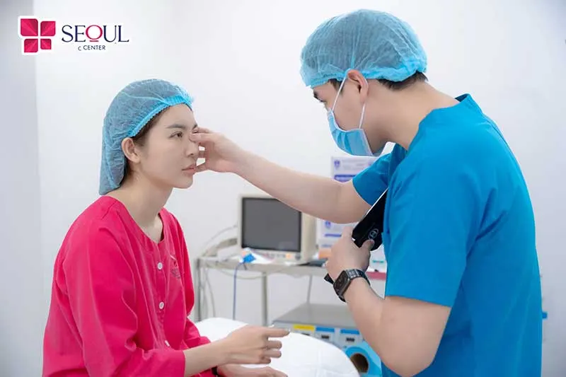 Bác sĩ kiểm tra tình trạng mũi và tư vấn cho khách hàng phương pháp nâng mũi phù hợp