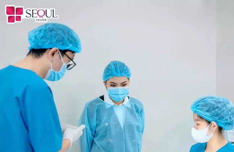 Bác sĩ nâng mũi đóng vai trò quan trọng quyết định đến nâng mũi mấy ngày tháo nẹp