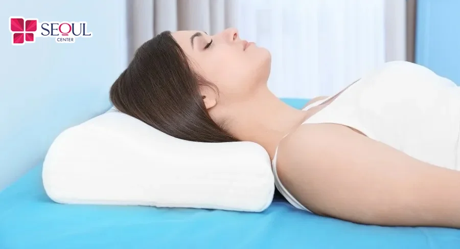 Sau khi nâng mũi bạn nên nằm ngửa để không tạo áp lực lên mũi, tránh lệch form
