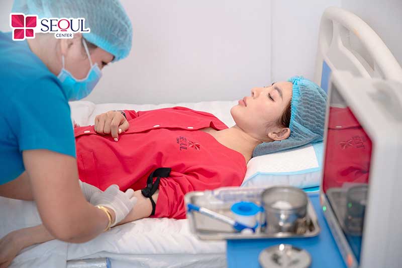 Trước khi nâng mũi bác sĩ sẽ kiểm tra sức khỏe tổng quát giúp đảm bảo khách hàng đủ điều kiện nâng mũi sụn Surgiform