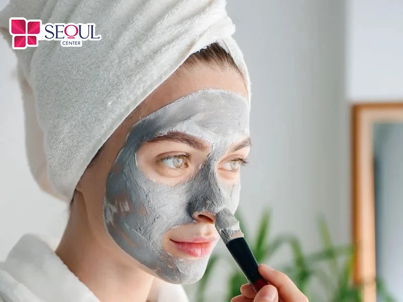 Da dầu mụn nên đắp mặt nạ đất sét, bùn khoáng để hút bã nhờn, giảm viêm, giảm mụn
