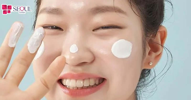 Bôi kem dưỡng ẩm dịu nhẹ giúp làn da cân bằng độ ẩm sau khi chấm oxy già