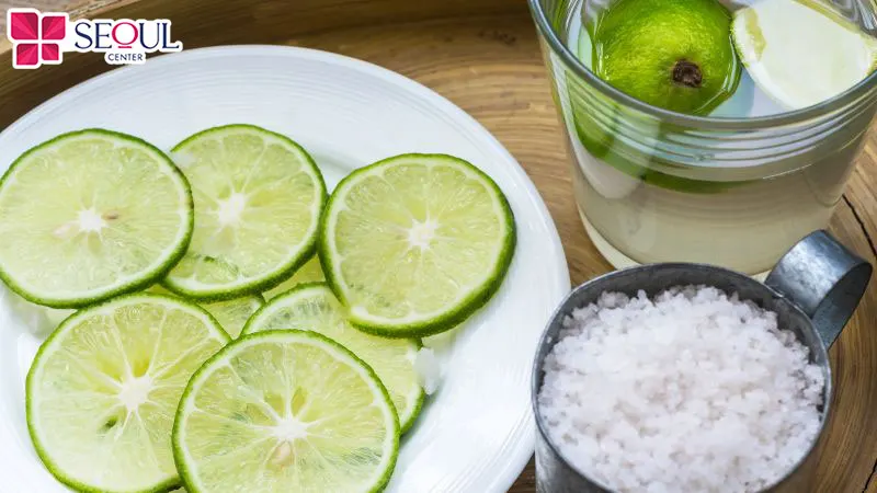 Chanh kết hợp muối được sử dụng để hỗ trợ làm nhạt màu lông mày sau khi vùng da đã bong và phục hồi