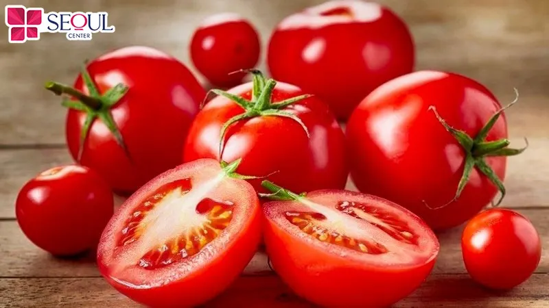 Cà chua chứa axit, vitamin C và chất chống oxy hóa, được sử dụng để hỗ trợ làm sáng da và hạ màu lông mày