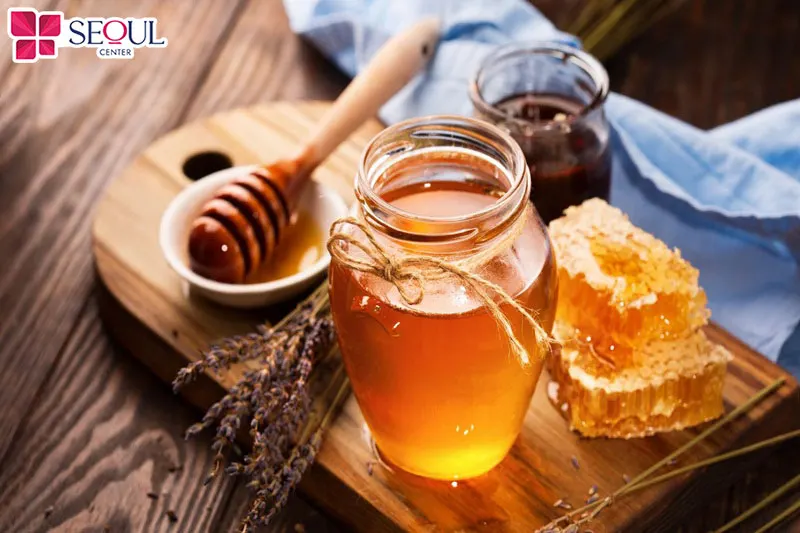 Mật ong chứa vitamin, khoáng chất và chất chống oxy hóa, được sử dụng để hỗ trợ đào thải sắc tố và làm nhạt màu lông mày