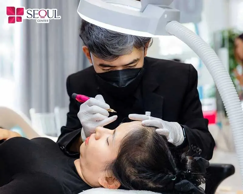 Kỹ thuật viên tay nghề cao tiến hành phun mày Ombre cho khách hàng