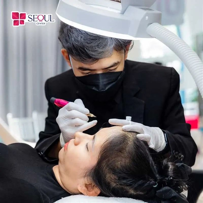 Master phun xăm chuyên nghiệp đang tiến hành phun mày Shading cho khách hàng