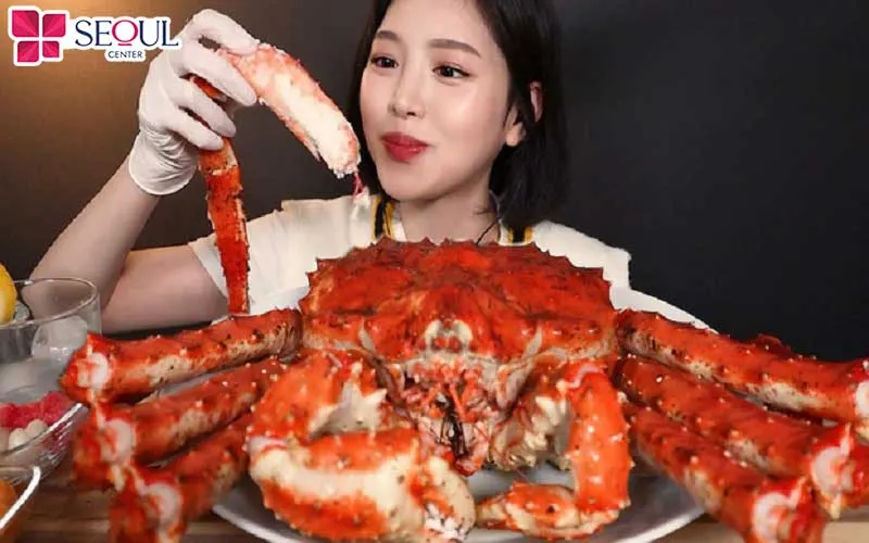 Không nên ăn cua sau phun môi vì trong cua chứa một số thành phần dễ gây dị ứng khi môi có vết thương hở
