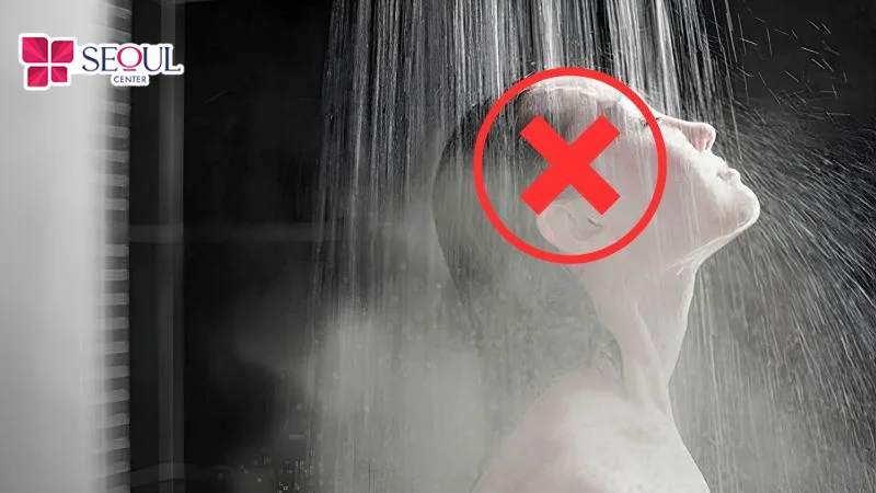 Tránh tắm nước quá nóng sau khi cạo lông để hạn chế da mất độ ẩm, khô rát và trở nên nhạy cảm hơn.
