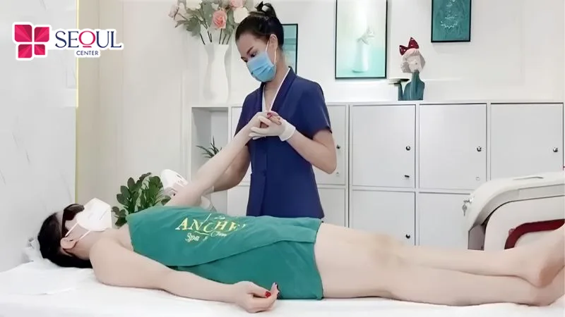 Kỹ thuật viên Anchee Clinic trực tiếp thực hiện triệt lông với sự hỗ trợ của công nghệ hiện đại.