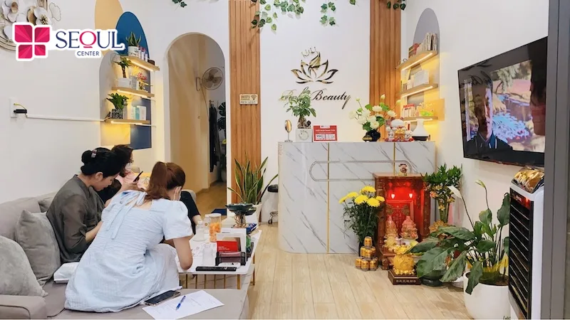 Phòng chờ tại Kama Home Spa được bố trí gọn gàng, tạo không gian thoải mái cho khách hàng trước khi trải nghiệm dịch vụ.