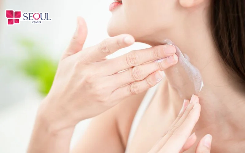 Chăm sóc vùng cổ đúng cách và thường xuyên bôi kem dưỡng ẩm là cách giúp vùng da cổ mềm mại hơn sau điều trị