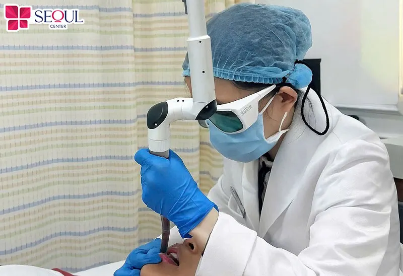 Bác sĩ tiến hành bắn laser trị thâm môi theo quy trình chuẩn an toàn y khoa