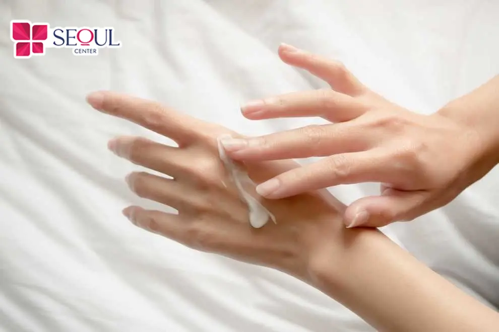Sau trị thâm tay bằng công nghệ Laser Fractional bạn nên sử dụng kem dưỡng ẩm làm dịu da, duy trì da ẩm mịn trắng sáng