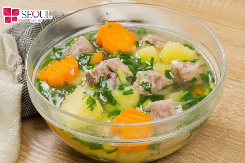 Canh cà rốt hầm xương heo là món ăn mềm, dễ dùng, phù hợp bổ sung vào thực đơn ngày 3 sau khi nâng mũi.