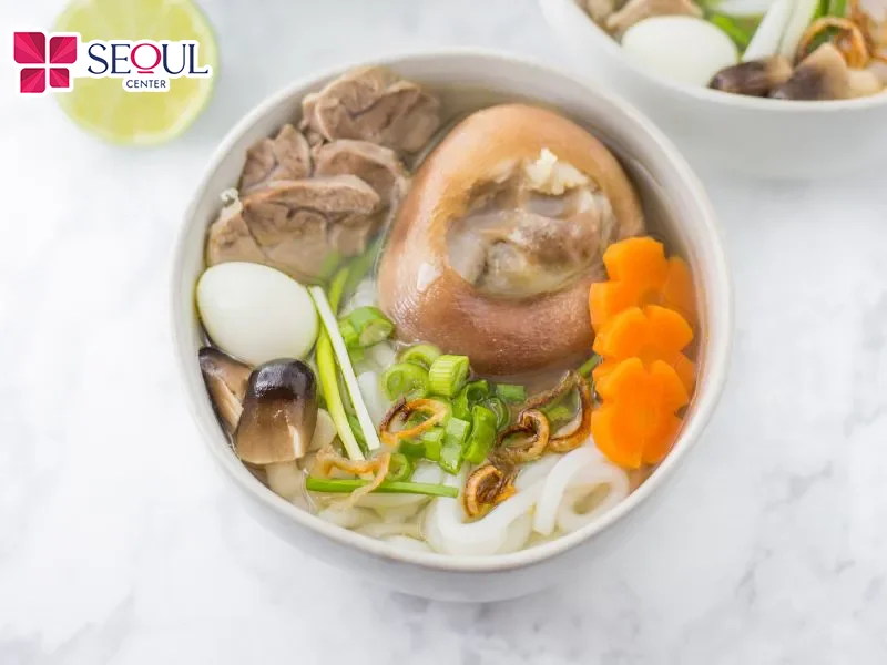 Bánh canh giò heo là món ăn mềm, dễ ăn, có thể bổ sung vào thực đơn ngày 7 sau khi nâng mũi.