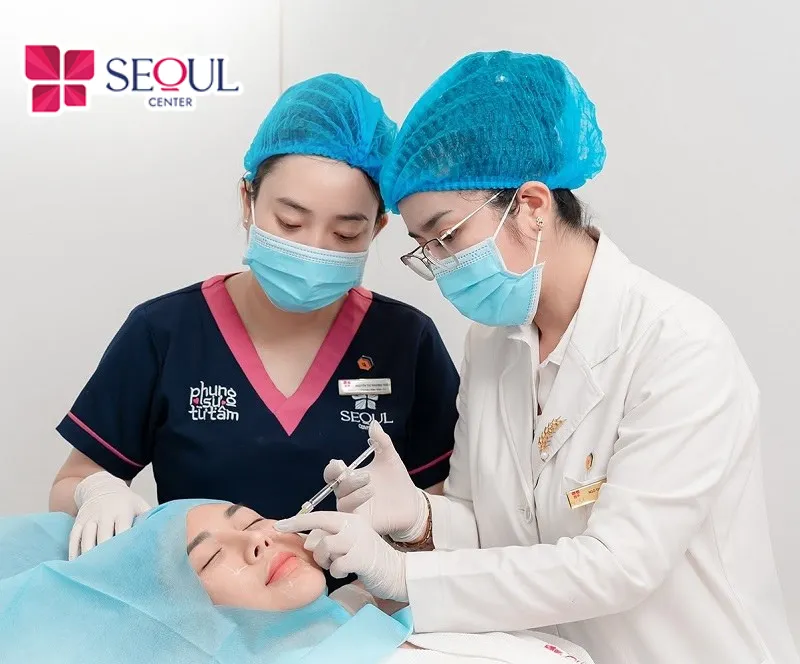 Bác sĩ tiến hành tiêm làm đầy vùng rãnh cười theo quy trình chuẩn y khoa
