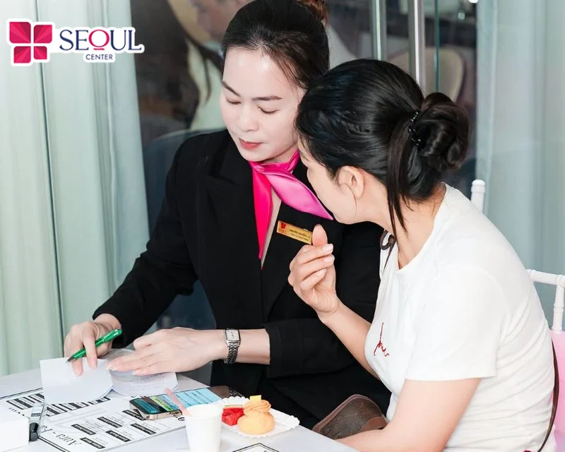 Bác sĩ điều chỉnh bước sóng phù hợp và trực tiếp thực hiện chiếu ánh sáng lên vùng da mụn theo phác đồ điều trị.