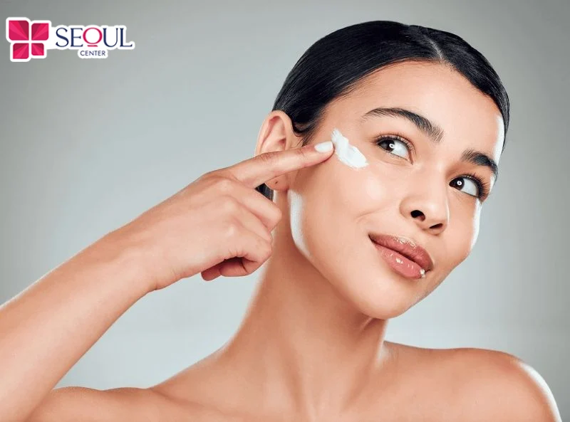 Bôi kem dưỡng ẩm phục hồi và che chắn chống nắng cẩn thận sau khi trị mụn
