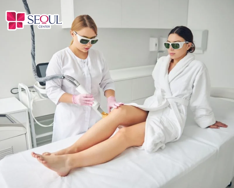 Công nghệ Laser Fractional sử dụng năng lượng laser hướng đích, tác động chính xác vào các vùng đang tập trung hắc sắc tố giúp làm mờ dần vết thâm đầu gối