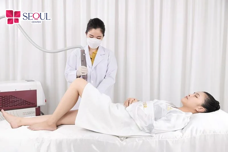 Bác sĩ trực tiếp thực hiện liệu trình trị thâm gối Laser Fractional cho khách hàng