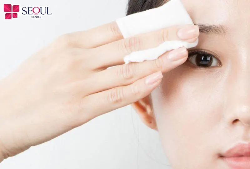 Sử dụng bông tẩy trang thấm nước muối sinh lý lau nhẹ chân mày trong tuần đầu tiên