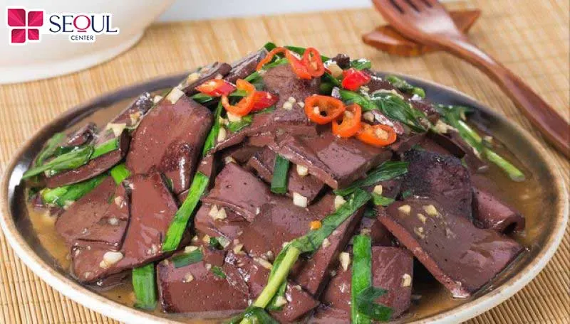 Tiết lợn luộc chứa hàm lượng protein, sắt và vitamin K dồi dào tốt cho sức khỏe