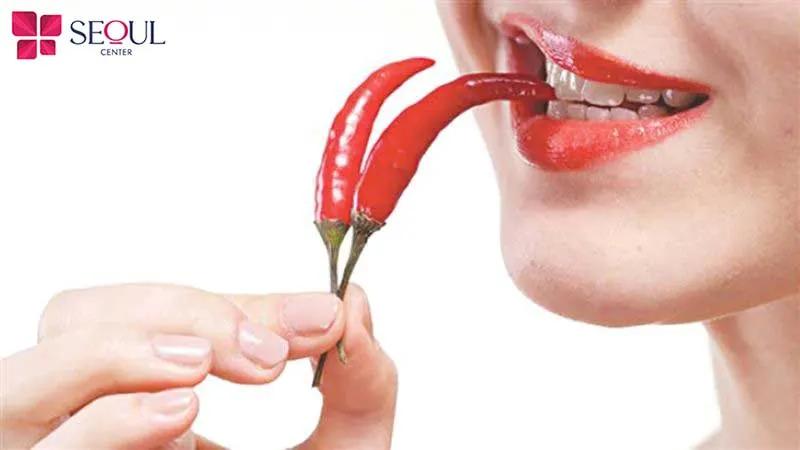 Đồ ăn cay nóng chứa thành phần dễ gây kích ứng và sưng rát cho vùng da môi mới phun xăm