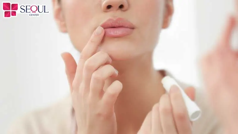 Thoa son dưỡng chuyên dụng và vệ sinh bằng nước muối sinh lý giúp môi mềm mại mau lên màu