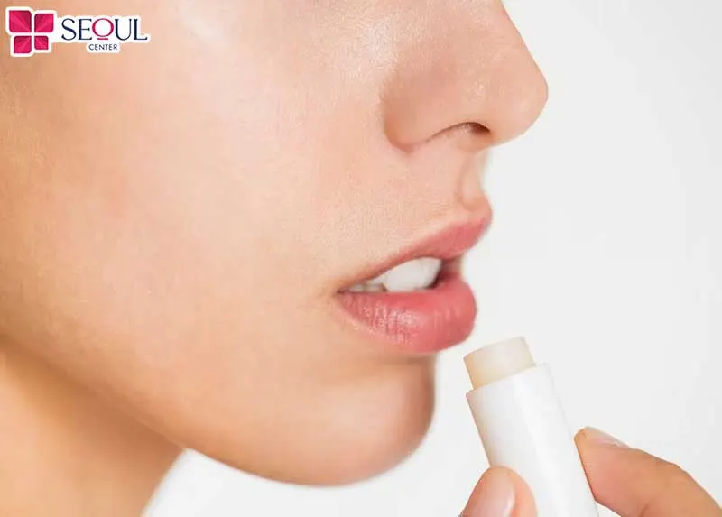 Dù phun xăm môi ở mùa nào bạn cũng cần dưỡng ẩm môi cẩn thận để giữ ẩm, tránh tình trạng môi khô nứt, chảy máu