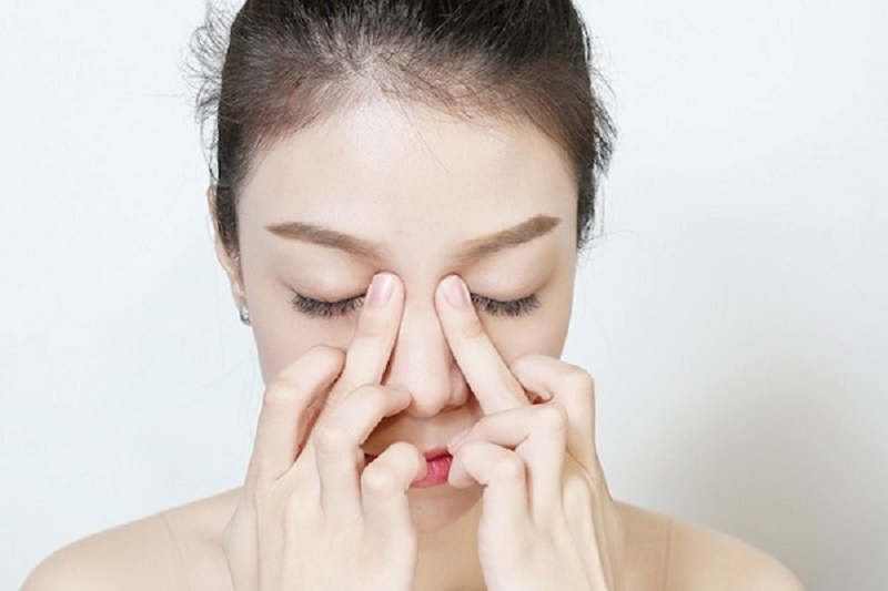 Thường xuyên massage đầu mũi và cánh mũi hàng ngày