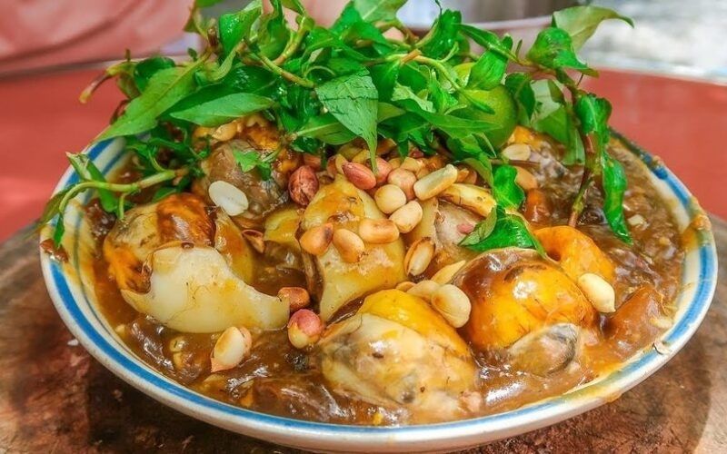 Chỉ nên ăn 1 trứng vịt lộn xào me để không gây tăng cân