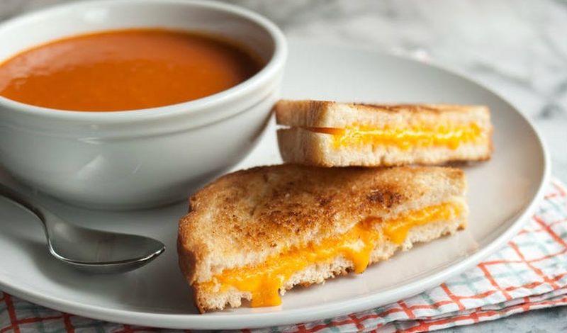 Không ăn sandwich với nước sốt, phô mai để tránh dư thừa calo