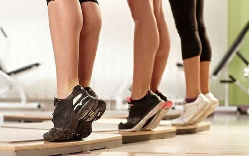 Bài tập kiễng chân đơn giản đốt cháy mỡ bắp chân