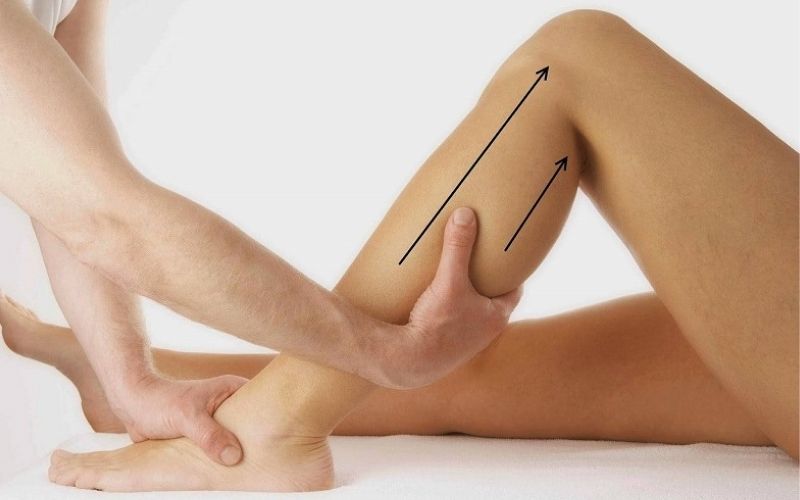 Massage bắp chân với muối kích thích tiêu hủy lớp mỡ thừa