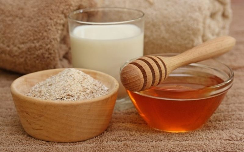 Hỗn hợp cám gạo, sữa chua giúp làm sạch mụn, dưỡng da trắng hồng