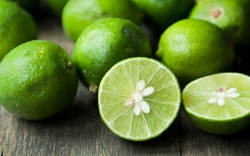 Chanh tươi giúp tẩy tế bào chết, làm sáng da
