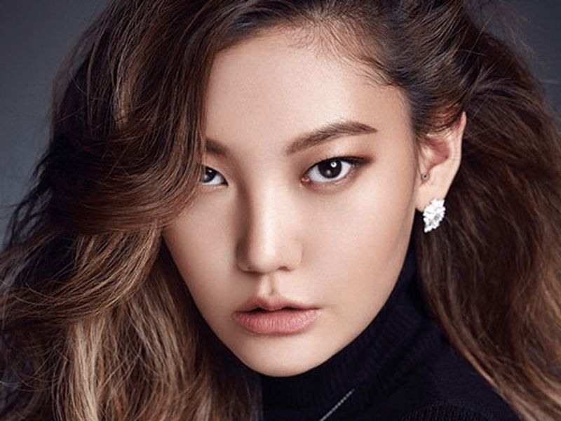 Kiểu make up theo tông màu trầm với đường kẻ eyeliner sắc sảo