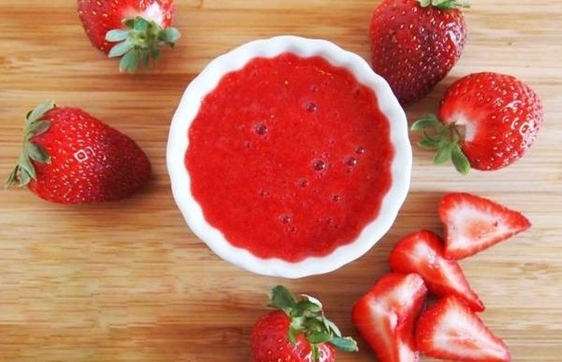 Dâu tây nghiền nhuyễn có thể trị bọng mắt nhanh chóng