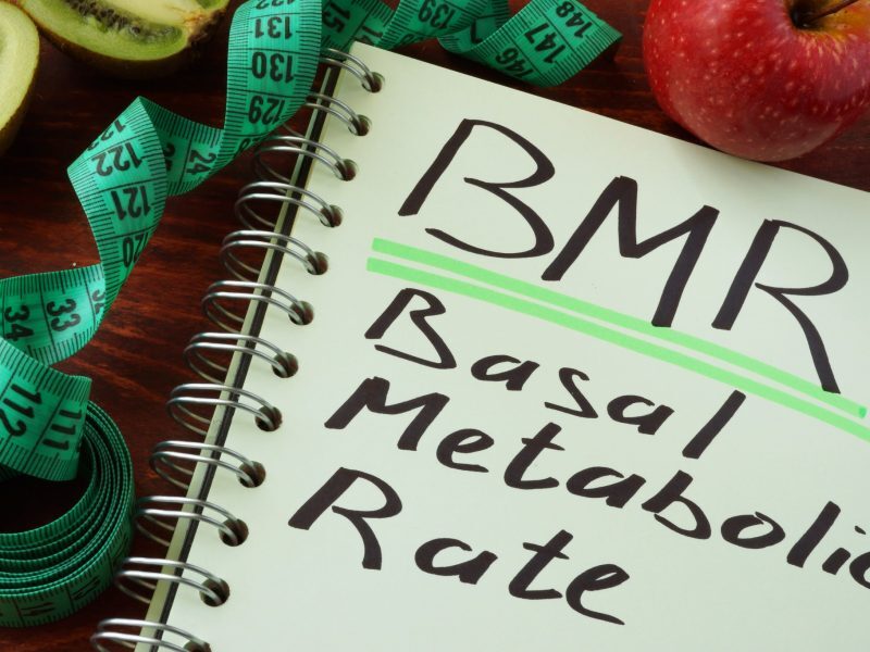 Công thức BMR giúp tính toán lượng calo cần thiết cho nam và nữ