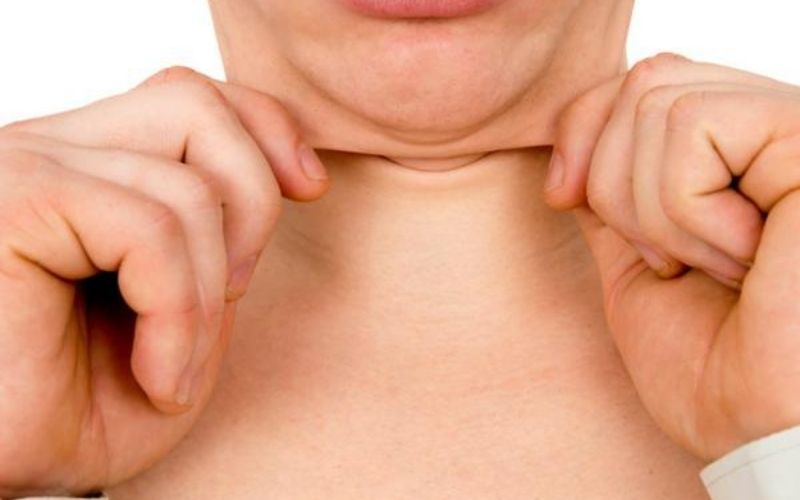 Massage mỗi ngày để xóa mỡ nọng cằm hạn chế được khuyết điểm bị lộ Massage mỗi ngày để xóa mỡ nọng cằm hạn chế được khuyết điểm bị lộ