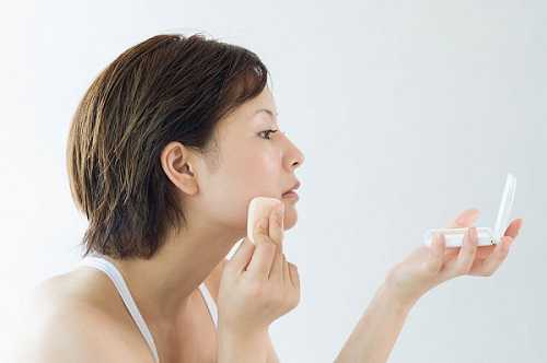 Make Up phần nào giúp bạn che được khuyết điểm cằm ngắn Make Up phần nào giúp bạn che được khuyết điểm cằm ngắn