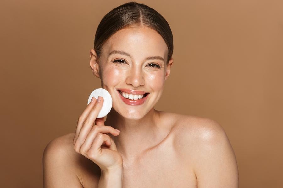 Phải chăm sóc da kĩ càng sau khi tiêm filler cằm sẽ hạn chế được tình trạng cằm bị đỏ kéo dài so với dự định Dùng bông tẩy trang để vệ sinh da mặt và vết thương