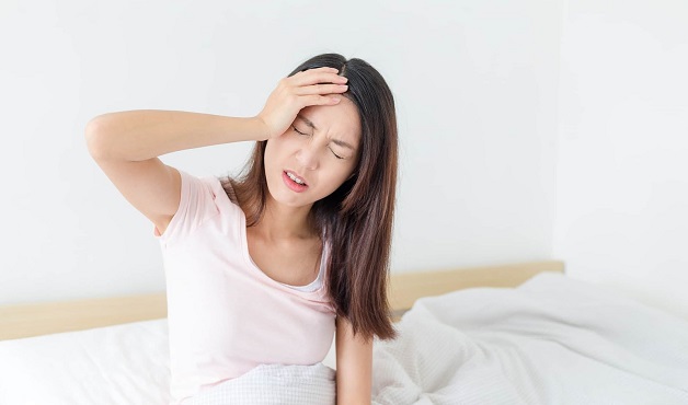 Thức dậy đột ngột dẫn đến cơ thể mất thăng bằng, chóng mặt