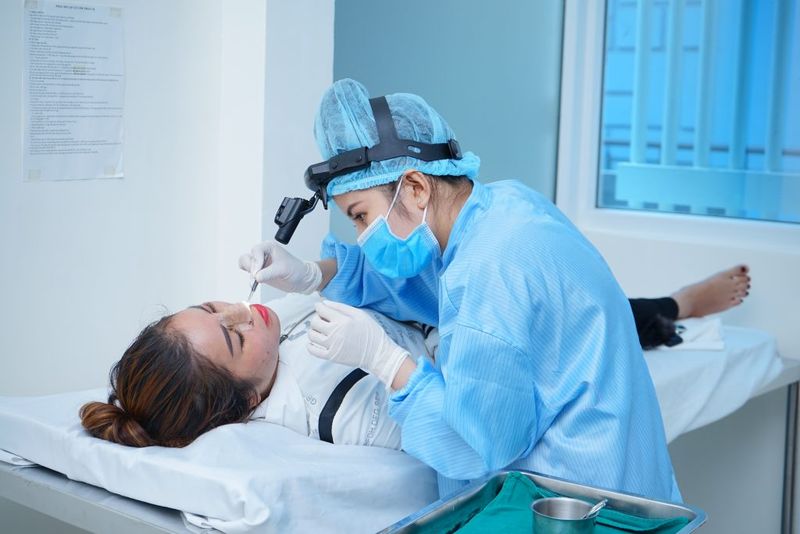 Chăm sóc sau phẫu thuật cuộn cánh mũi cần tuân thủ đúng chỉ định bác sĩ