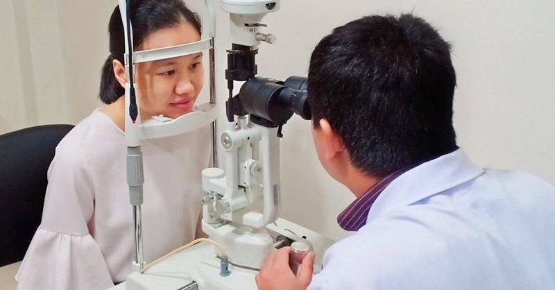 Khi bị đau hốc mắt nên gặp bác sĩ chuyên khoa khám chữa